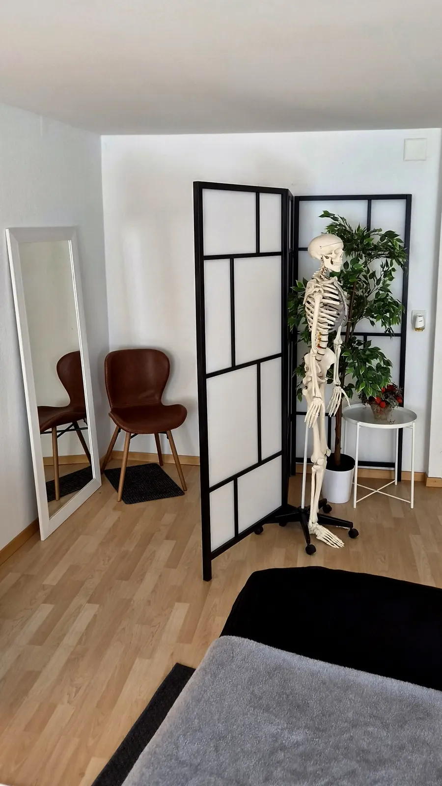 Behandlungsliege im Behandlungsraum an der Mühlegasse 6