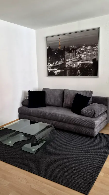 Sofa mit Glastisch im Büro