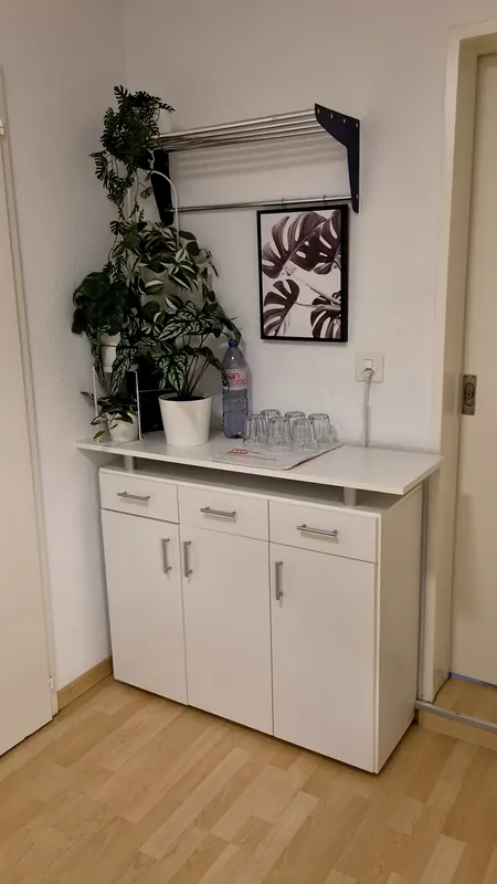Sideboard mit Wasser und Gläsern im Wartebereich