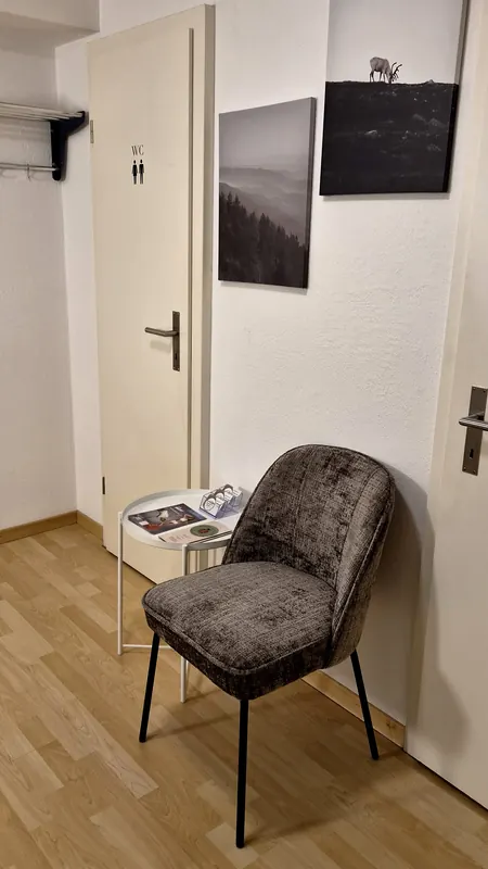 Sessel mit Beistelltisch und Lektüre im Wartebereich